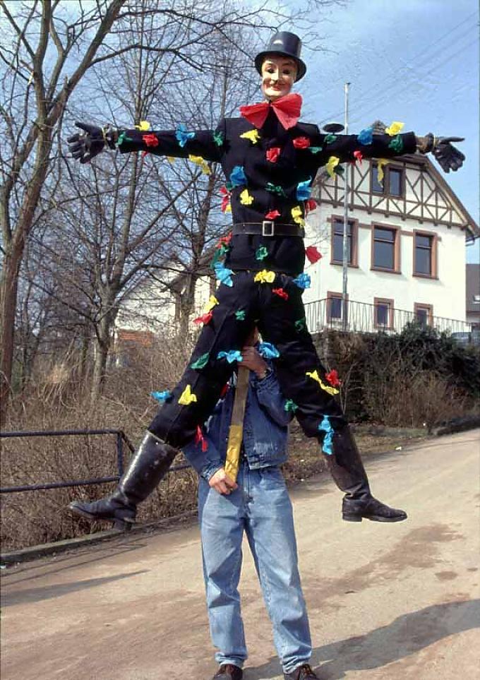 Laetare. Todaustragen in Franken „Miesmann"-Umgang in Karsau an Laetare