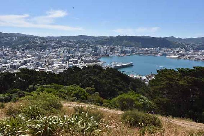 Blick vom Mount Victoria. Die fünfminütige Fahrt in der berühmten roten Seilbahn führt hinauf zum Aussichtspunkt Kelburn, der 119 Meter über der Stadt liegt.