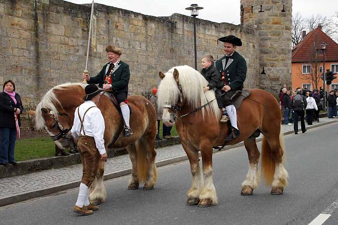 Pferdewallfahrt zu Ehren des Heiligen Georg Pferdewallfahrt zu Ehren des Heiligen Georg