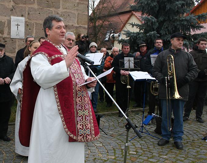 Pfarrer Josef Mederer segnet Rosse und Reiter Bügeltrunk aus den Händen von Joachim Estel