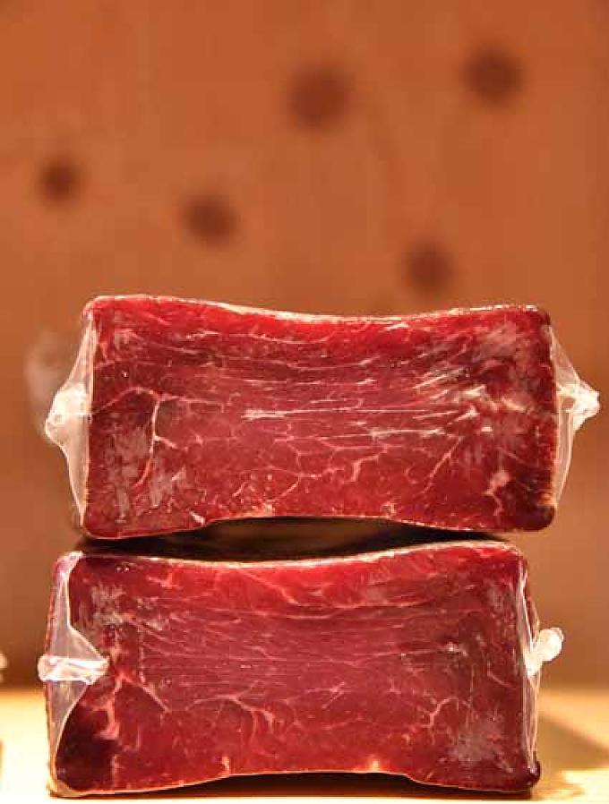 Verpacktes Bündnerfleisch. Verpacktes Bündnerfleisch.
