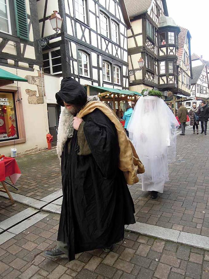 Hans Trapp und seine Begleiterin, das Fräulein mit dem weißen Schleier vor dem Gesicht Klebebild mit Nikolaus im Lebkuchenmuseum