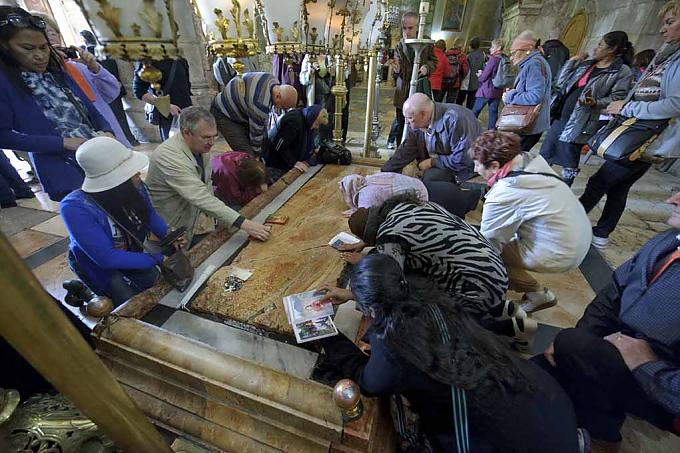 Salbungsstein in der Grabeskirche Touristen auf dem Dach der Grabeskirche in der Altstadt von Jerusalem