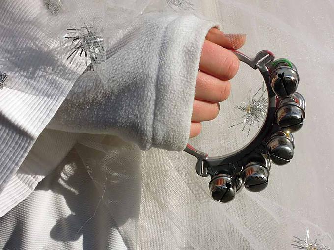 Weihnachtsmarkt: Christkind mit Schelle Weihnachtsmarkt: Christkind mit Schelle