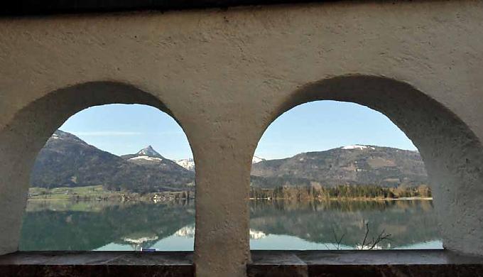 Wolfgangsee Asamkirche in Osterhofen. Radpilger betrachten die Fresken.