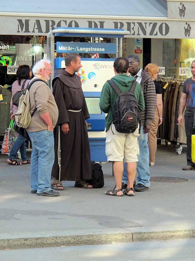 Bruder Leonhard in seiner braunen Kutte im Gespräch Bruder Leonhard in seiner braunen Kutte im Gespräch