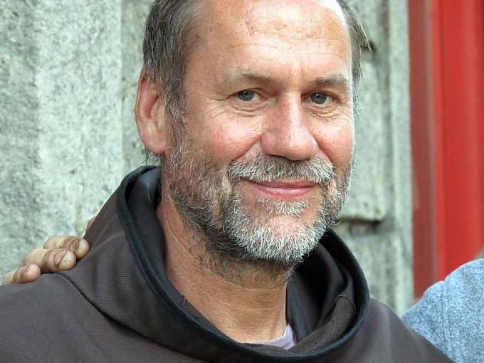 Bruder Leonhard in seiner braunen Kutte Bruder Leonhard in seiner braunen Kutte