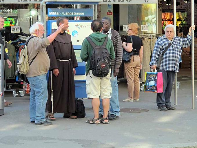 Bruder Leonhard in seiner braunen Kutte im Gespräch Bruder Leonhard in seiner braunen Kutte