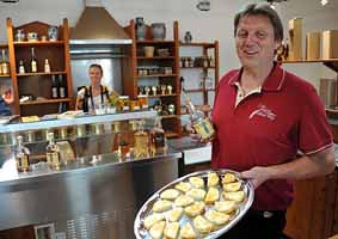 Thomas Rabel bietet Kostproben an Wanderer auf dem Whisky Walk