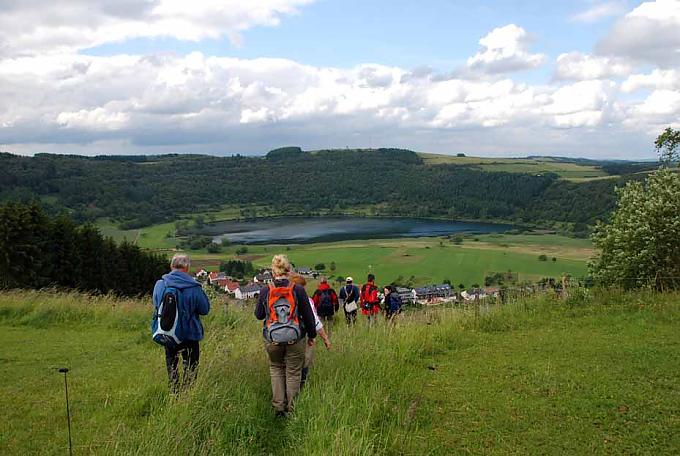Wanderung nach Meerfeld im Meerfelder Maar Wanderung nach Meerfeld im Meerfelder Maar