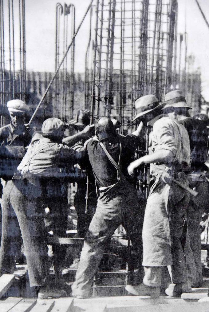 Historische Fotos aus der Zeit des Wiederaufbaus nach dem Erdbeben 1931. Daily Telegraph Gebäude von 1932.