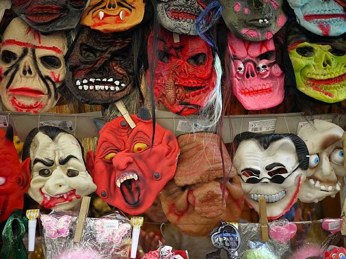 Karneval in Acireale. Stand mit Masken Karneval auf Sizilien. Bemalte Trommel eines Musikers