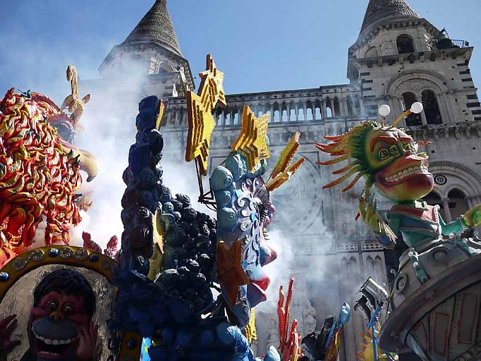 Von gigantischen Festwagen und Käserollern Von gigantischen Festwagen und Käserollern