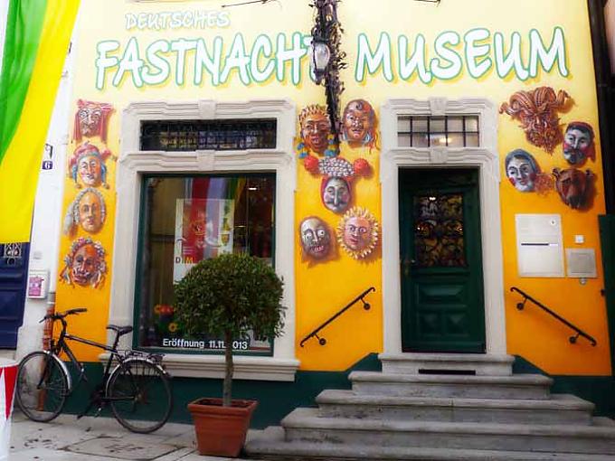 Außenansicht des Museums Maske