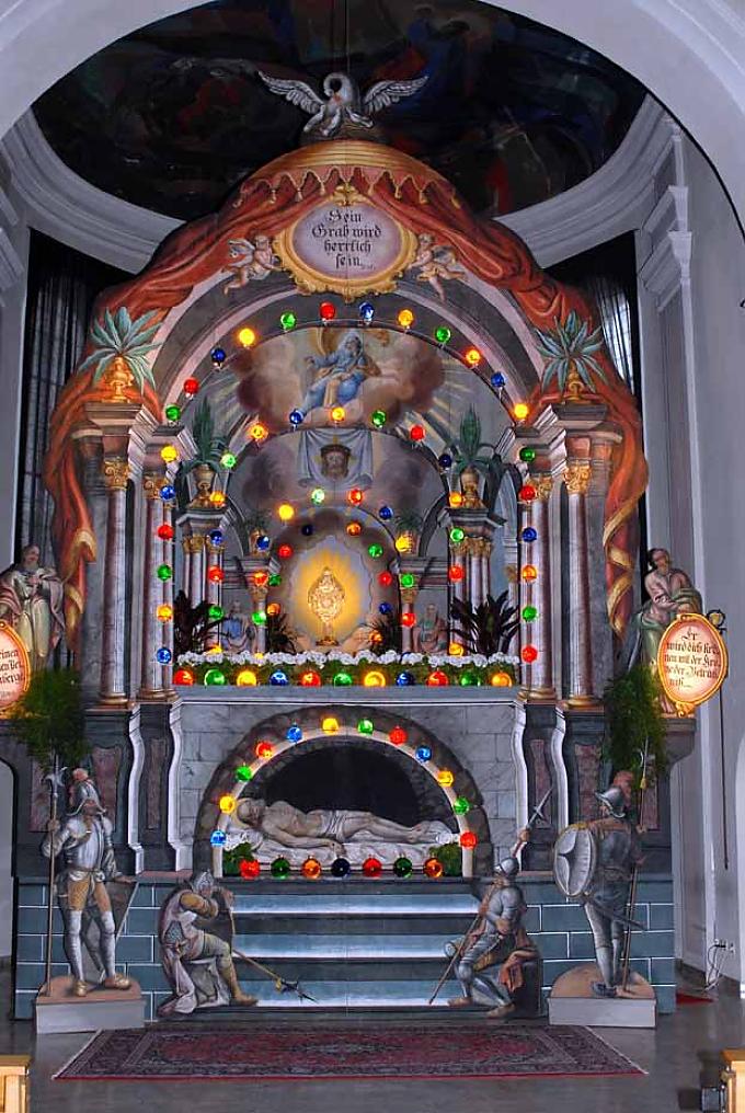 Heiliges Grab in Ehrwald. Heiliges Grab in Untermieming. Christus trägt das Kreuz