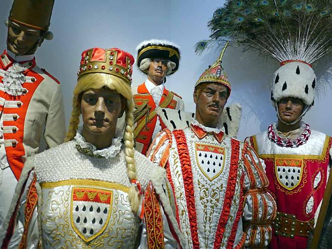 „Nur wer sich für ein Narr`n eracht, der ist zum Weisen bald gemacht.“ „Nur wer sich für ein Narr`n eracht, der ist zum Weisen bald gemacht.“