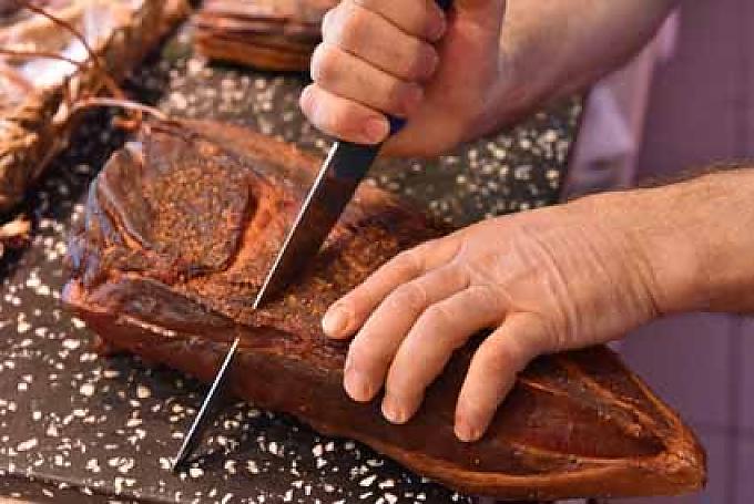 Frank Pfau schneidet einen Schinken an. Frank Pfau schneidet einen Schinken an.