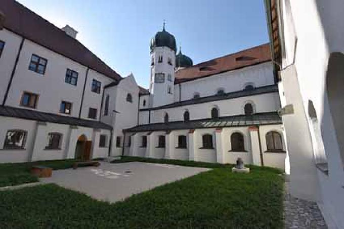Kreuzgang und Kirche. Blick ins Netzgewölbe des Langhauses.