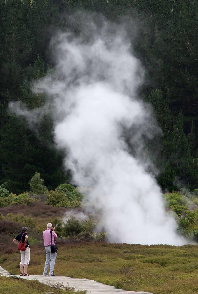Dampfender Geysir. Dampfender Geysir.