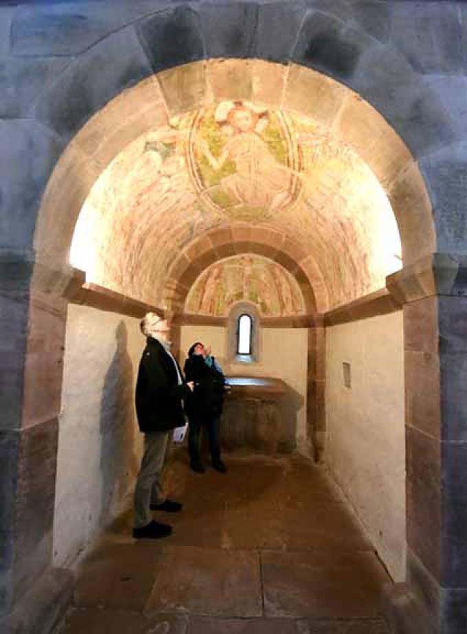 Besucher betrachten Reste von Fresken im Altarraum Kreuzgang