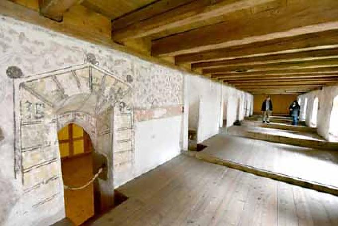 Von einem langen Gang gehen die Türen zu den einzelnen Mönchszellen ab Von einem langen Gang gehen die Türen zu den einzelnen Mönchszellen ab