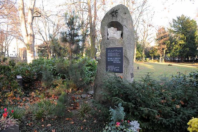 Gedenkstein für August Macke auf dem Alten Friedhof in Bonn. Kissen mit turbantragendem Raucher nach einem Motiv von Macke