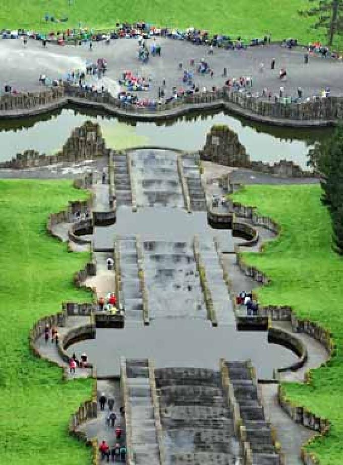 Blick vom Herkules auf den zentralen Wasserlauf Blick vom Herkules auf den zentralen Wasserlauf