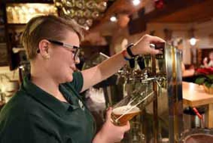 Hinter dem Biertresen steht Katharina, die 17-jährige Tochter des Hauses und zapft ein Glas nach dem anderen. Urkunde im Flur der Gaststube vom 21. April 1935, die besagt, das dass Geschlecht der Leitner seit 1687 ununterbrochen besitzt. Auf der Urkunde schwebt eine Madonna mit dem Christuskind schützend über dem Gebäude.