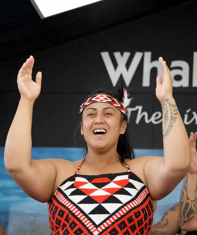 Höhepunkt des Besuchs ist der Kapa Haka, eine Aufführung von Liedern und Tänzen. Höhepunkt des Besuchs ist der Kapa Haka, eine Aufführung von Liedern und Tänzen.