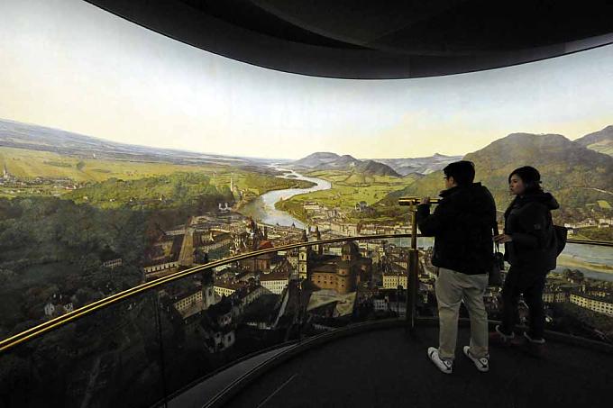 Satoko und Suichi betrachten das Panorama von Salzburg  Panorama von Salzburg von dem Künstler Johann Michael Sattler