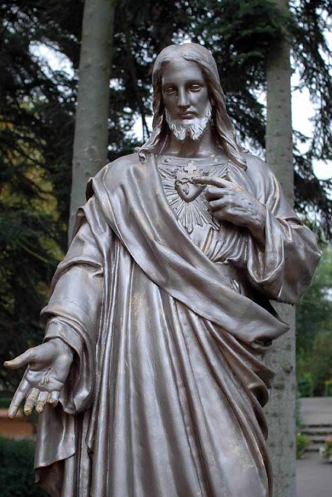 Herz-Jesu-Figur Edouard Marot vor der Erscheinungskapelle