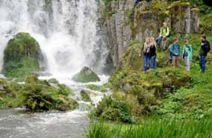 Wasser stürzt über den Rand eines Felsens Warten auf das Wasser