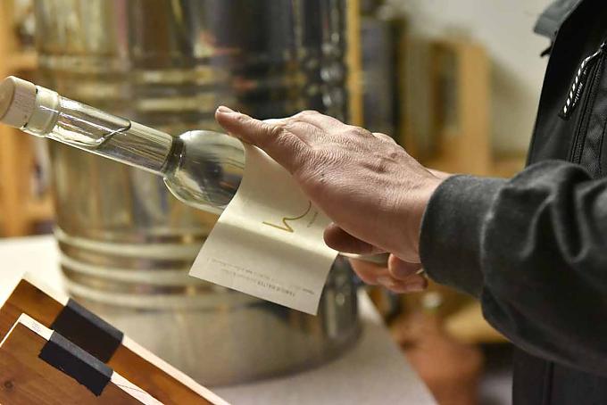 Johannes Halter bringt Etiketten an Auf 400 Metern haben die Halters hier 25 kleine Info-Stationen angelegt.