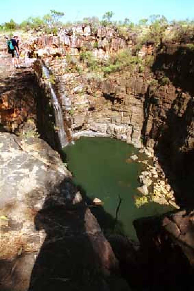 Kimberleys in Nordaustralien: Wanderweg zu den Mitchell-Falls. Felsenlandschaft mit kleinem Flusslauf und Wasserfall. Kimberleys in Nordaustralien: Wanderweg zu den Mitchell-Falls. Felsenlandschaft mit kleinem Flusslauf und Wasserfall.