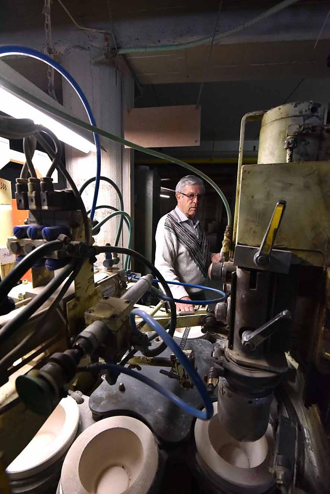 Manfred Neumaier führt Besucher durch den Betrieb. Manfred Neumaier führt Besucher durch den Betrieb.