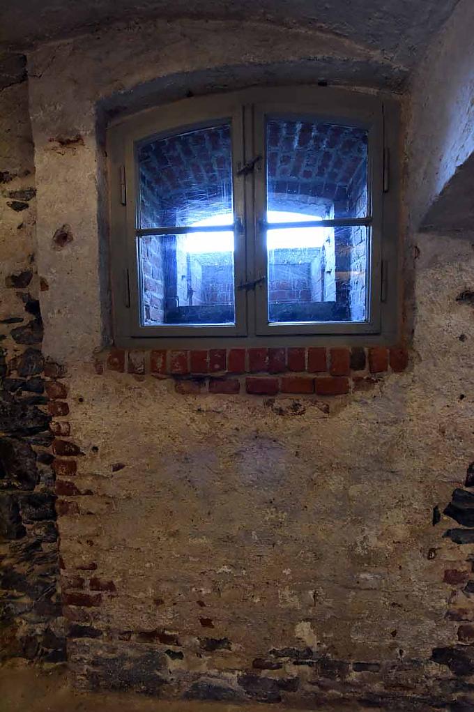 Fenster einer Zelle Seziertisch im Keller