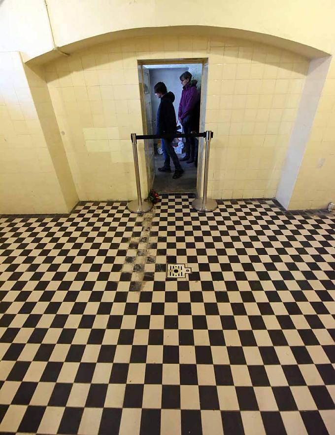 Gaskammer Seziertisch im Keller