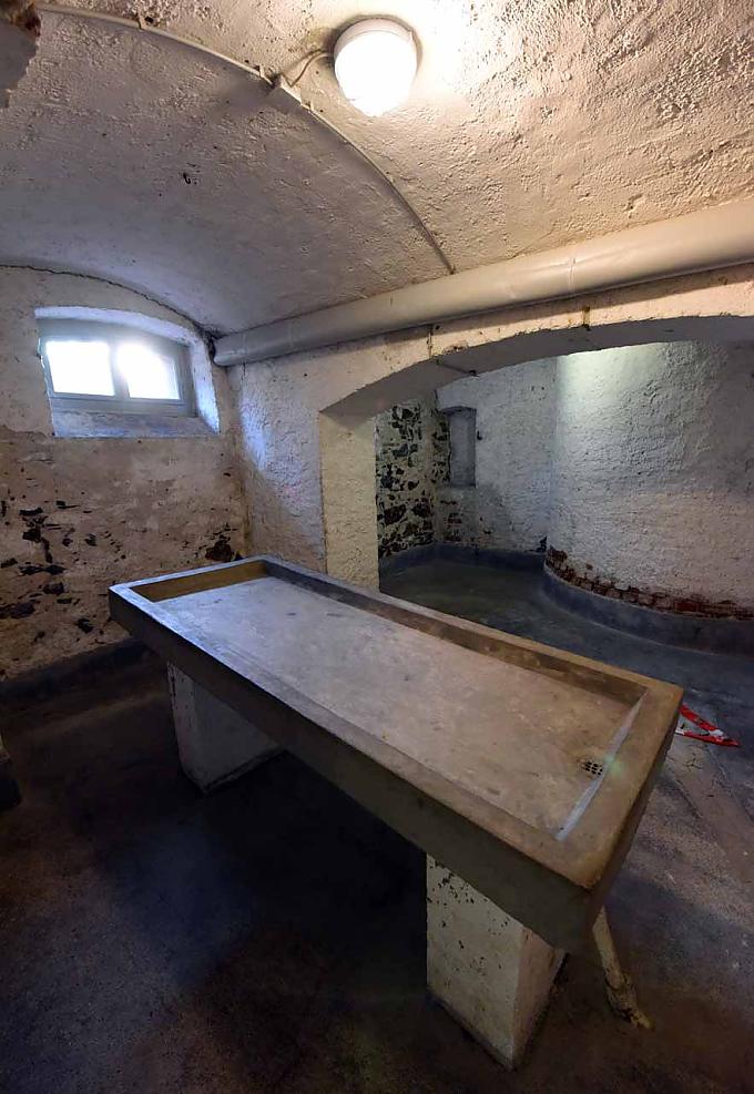 Seziertisch im Keller Seziertisch im Keller