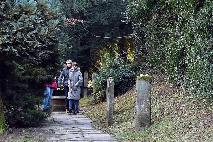Besucher auf dem Friedhof in Hadamar Besucher auf dem Friedhof in Hadamar