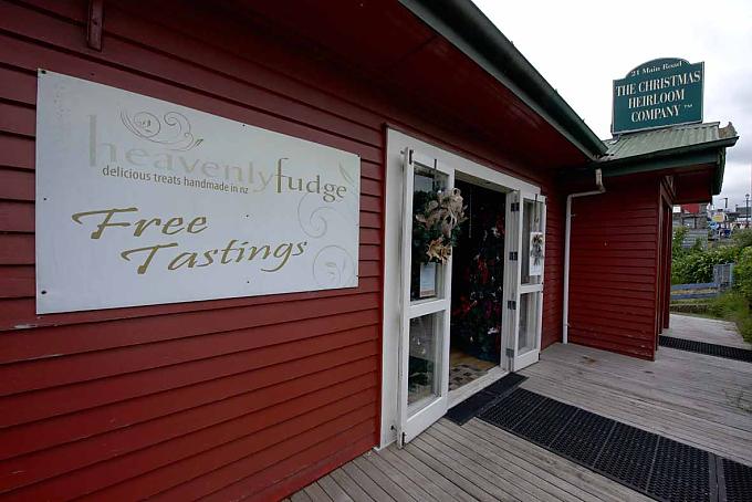 Beherbergt in einem kleinen, weihnachtsrot gestrichenen Holzhaus mit tannengrünem Dach Beherbergt in einem kleinen, weihnachtsrot gestrichenen Holzhaus mit tannengrünem Dach