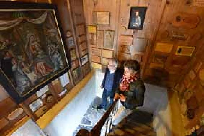 Die Treppe zur Einsiedlerzelle ist voller Votivbilder. Weg zur Ranft des Niklaus von Flüe