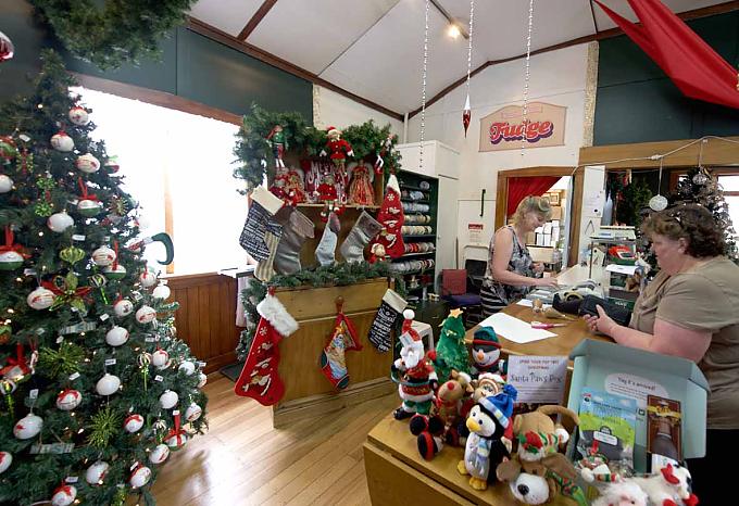 Bunte Vielfalt im Fachgeschäft für Weihnachtsartikel Beherbergt in einem kleinen, weihnachtsrot gestrichenen Holzhaus mit tannengrünem Dach