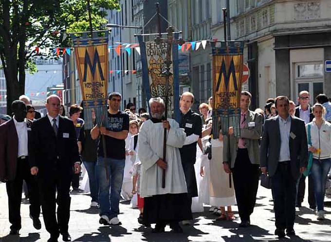 Prozession von der Liebfrauenkirche zu den Schiffen Prozession von der Liebfrauenkirche zu den Schiffen