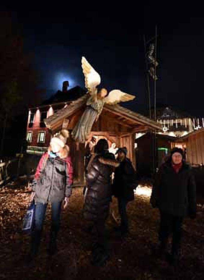 Krippe in St. Wolfgang. Zentrum des Adventsmarktes ist die begehbare lebensgroße Krippe im Pfarrgarten vom Holzbildhauer Matthäus Mayrhauser. Krippe in St. Wolfgang. Zentrum des Adventsmarktes ist die begehbare lebensgroße Krippe im Pfarrgarten vom Holzbildhauer Matthäus Mayrhauser.