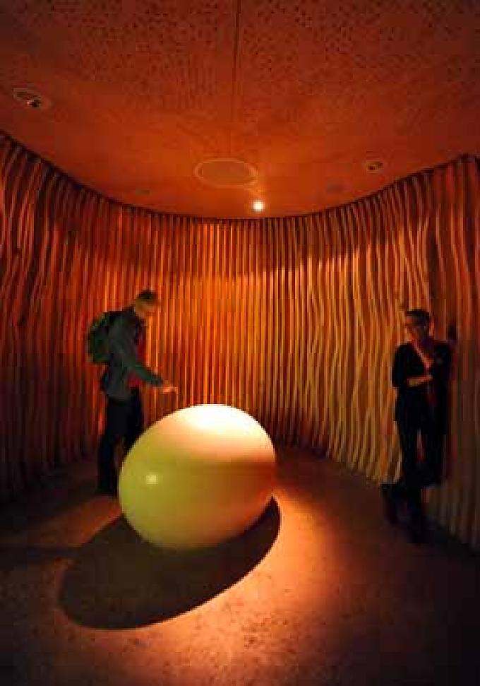 Im „NationalparkZentrum“ kann sich der Besucher mit regionalen Gerichten stärken oder die interaktive Ausstellung „BaumTraum“ anschauen. Im „NationalparkZentrum“ kann sich der Besucher mit regionalen Gerichten stärken oder die interaktive Ausstellung „BaumTraum“ anschauen.