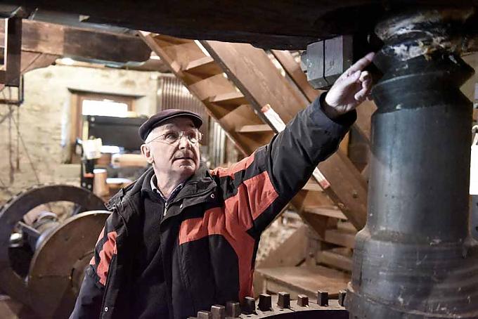 Goldenes Öl aus harten Nüssen Goldenes Öl aus harten Nüssen