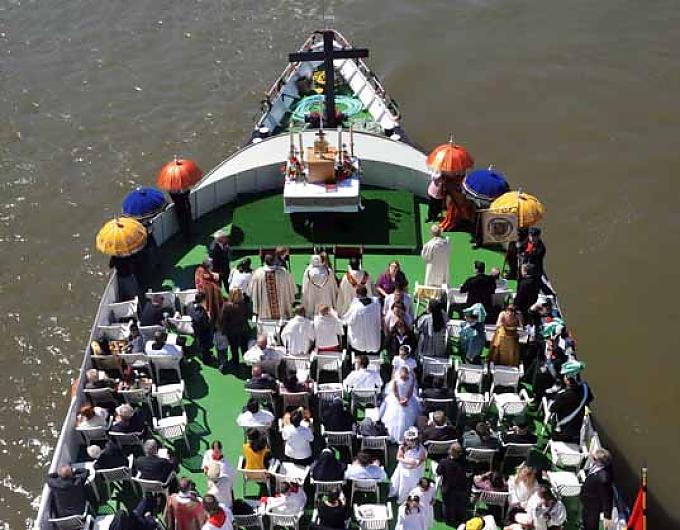 Prozession der Schiffe auf dem Rhein in Richtung des Kölner Domes Prozession der Schiffe auf dem Rhein in Richtung des Kölner Domes