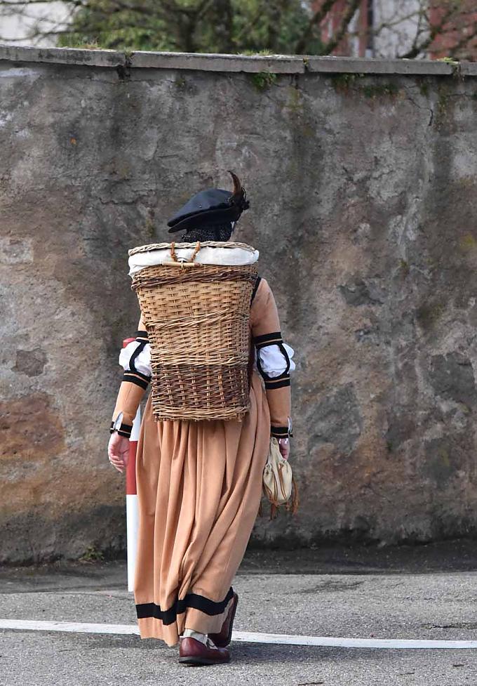 Mit geschulterter Kiepe zieht sie nun gemessenen Schrittes durch die Straßen der Kandelstadt. Mit geschulterter Kiepe zieht sie nun gemessenen Schrittes durch die Straßen der Kandelstadt.