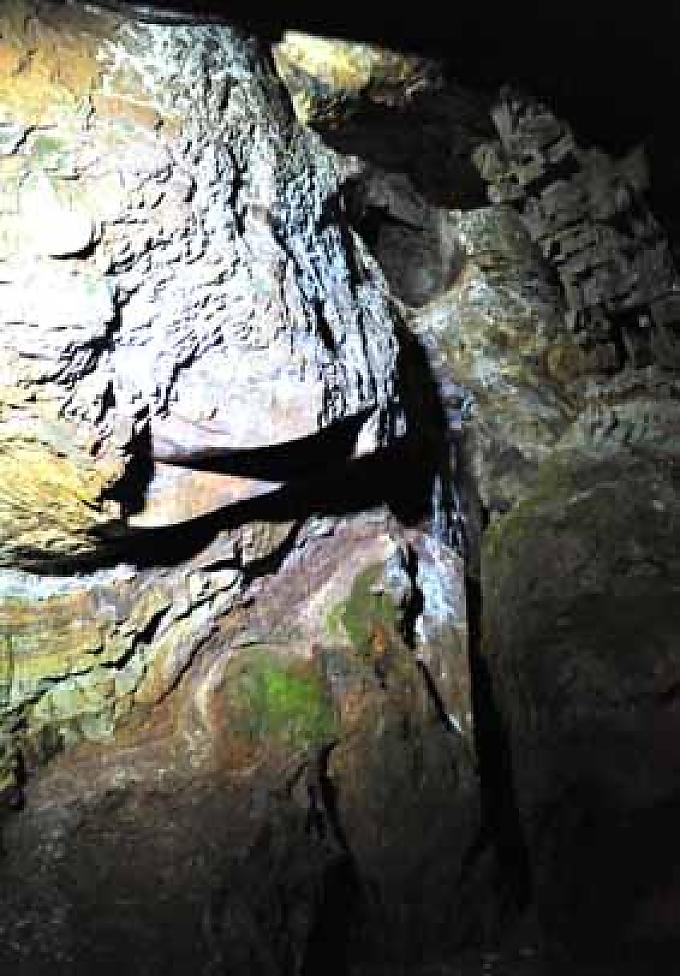 Bis heute werden hier Mineralien aus dem Berg geholt, vor allem der rot-weiß gefleckte Kellerwaldachat. Holzschnitt aus dem Bergwerksbuch von G. Agricola. , VI. Buch.