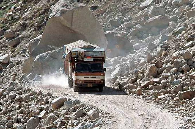 Mit dem Kohlelastwagen durch die Berge Nordindiens Mit dem Kohlelastwagen durch die Berge Nordindiens